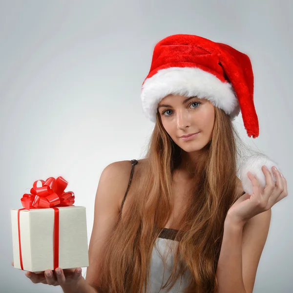 Jeune femme dans santa claus chapeau — Photo