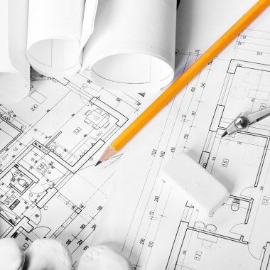 Tablo arka plan üzerinde proje çizimleri.