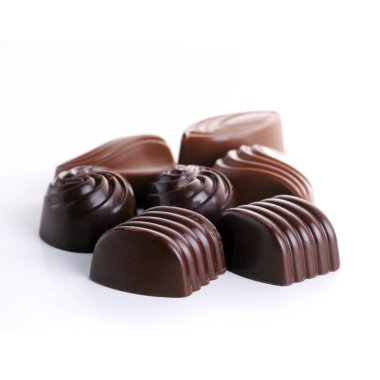 beyaz zemin üzerine lezzetli çikolatalar