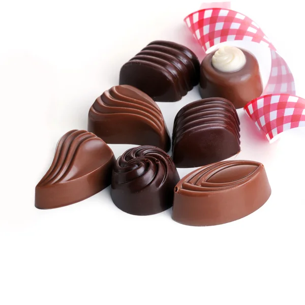Chocolats savoureux sur fond blanc — Photo