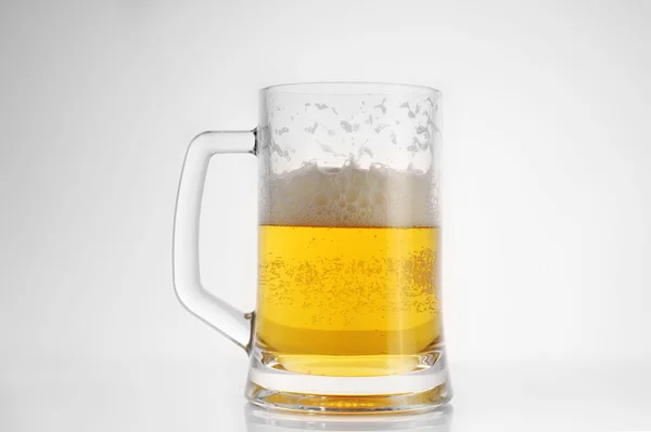 Bier im Becher auf weißem Hintergrund — Stockfoto