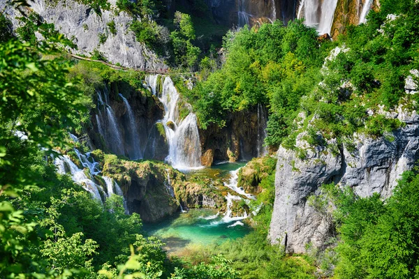 Chutes d'eau sur les pentes des montagnes — Photo