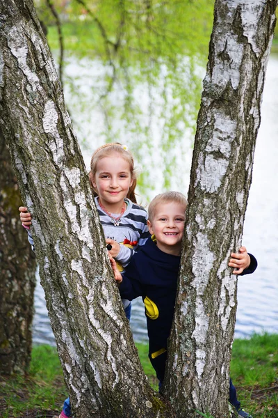 Mädchen und ihr Bruder — Stockfoto