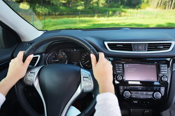 Woman driving car. steering wheel view — Stock Photo, Image