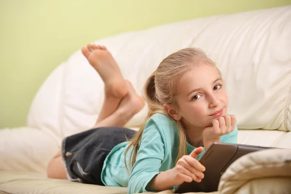 Menina com tablet moderno — Fotografia de Stock