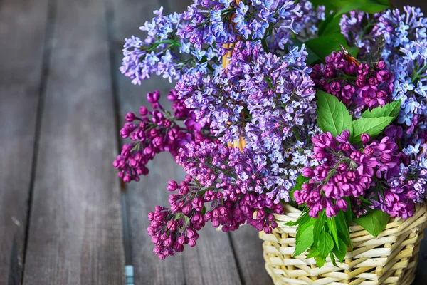 Cesta de flores lila —  Fotos de Stock