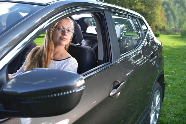 Frau sitzt im Auto — Stockfoto