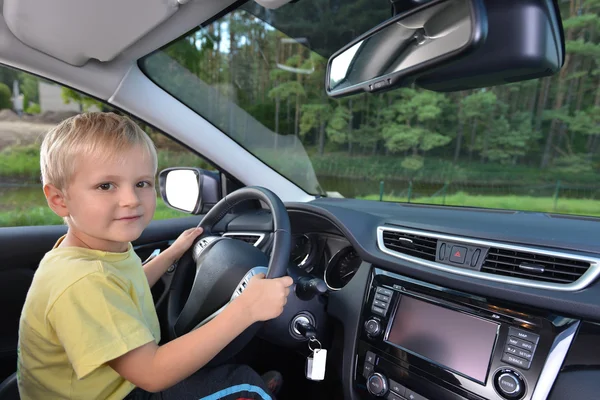 Chłopiec grać z kierownicy — Zdjęcie stockowe
