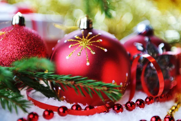 Fenyőfa karácsonyi játékokkal — Stock Fotó
