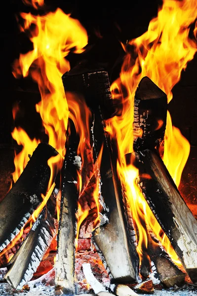 Яркое пламя огня — стоковое фото