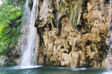Yamaçlarda güzel şelaleler