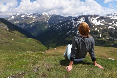 Genç bayan oturuyor.