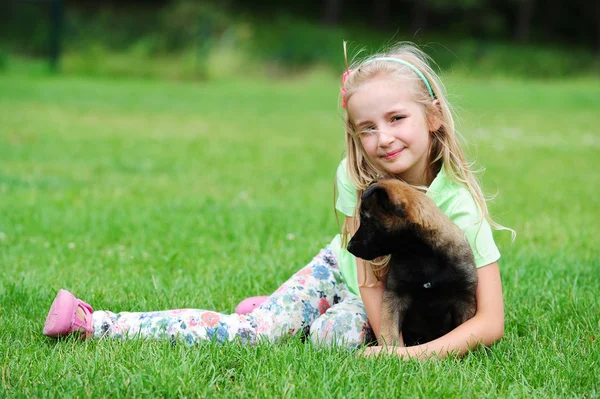 Flicka med hund på äng — Stockfoto