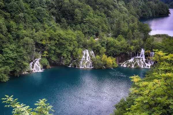 Beau lac en montagne — Photo