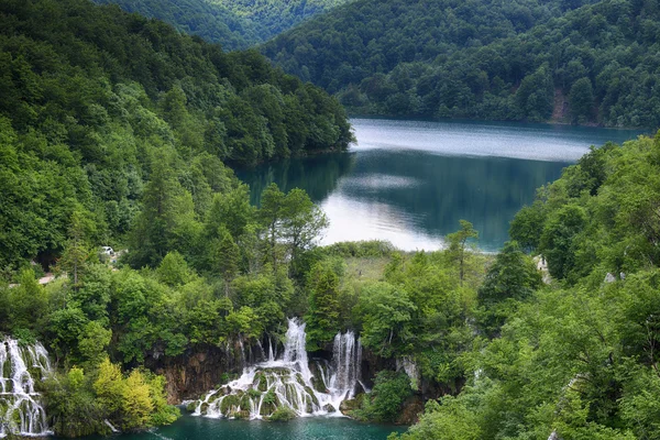 Krásné jezero v horách — Stock fotografie