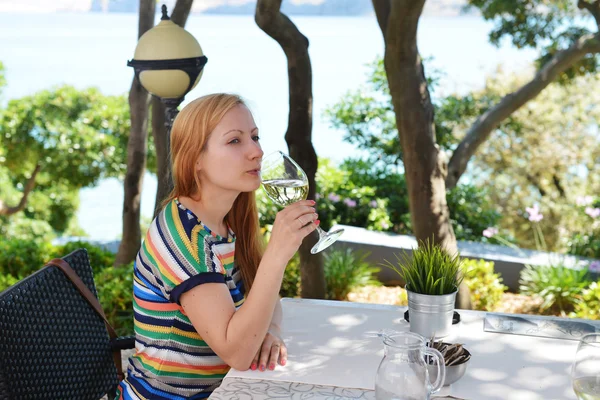 Jonge vrouw met glas wijn — Stockfoto