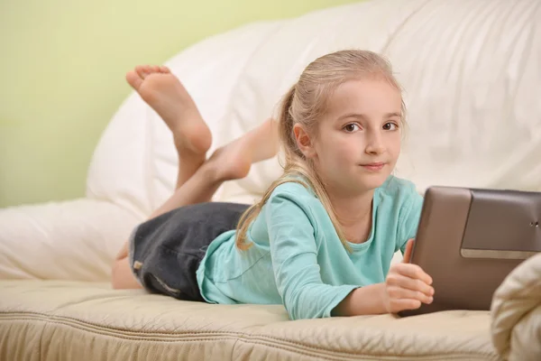 Chica con la PC tableta — Foto de Stock