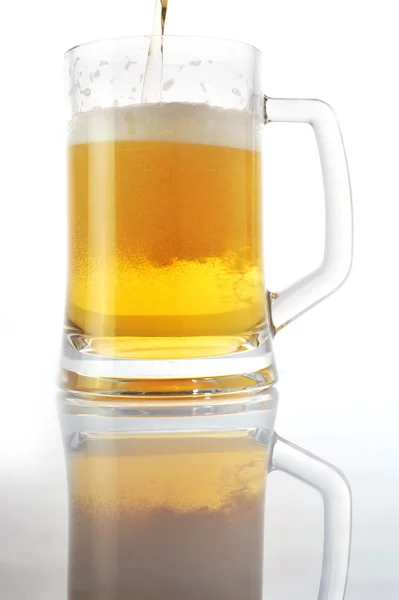 Färskt öl i mugg — Stockfoto