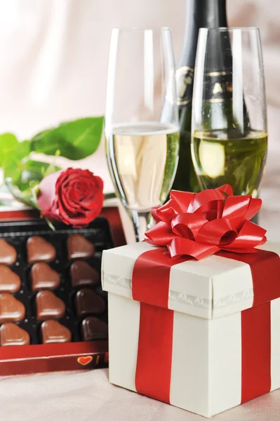 Rosa rossa, champagne e caramelle — Foto Stock