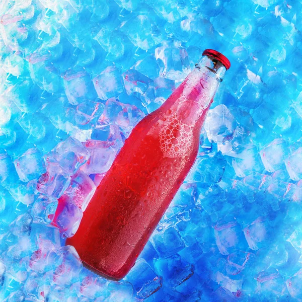 Bottiglia con bevanda fredda — Foto Stock