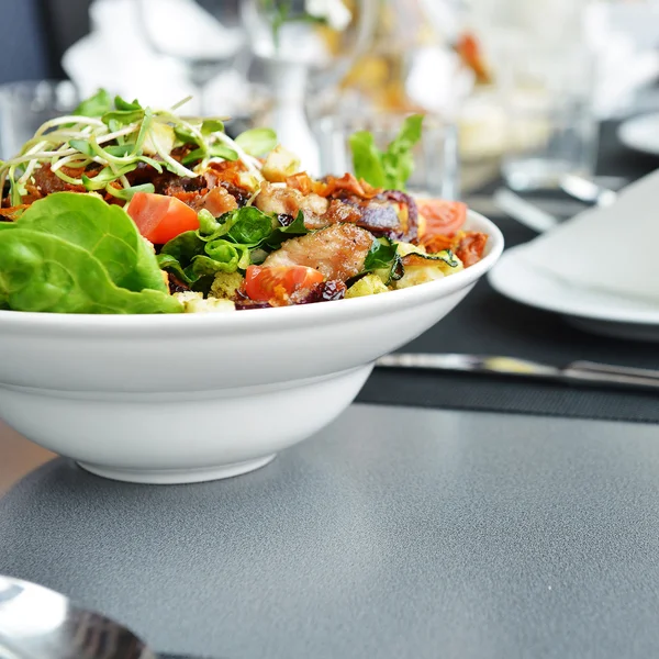 Verse salade op bord — Stockfoto