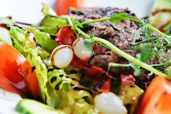 야채와 고기와 함께 샐러드 — 스톡 사진