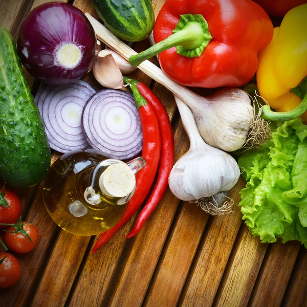 Färska grönsaker och olivolja — Stockfoto