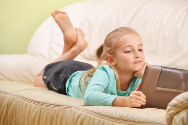 Modern tablet ile kız