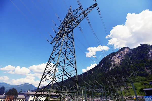 Elektriska ledningar i bergen — Stockfoto