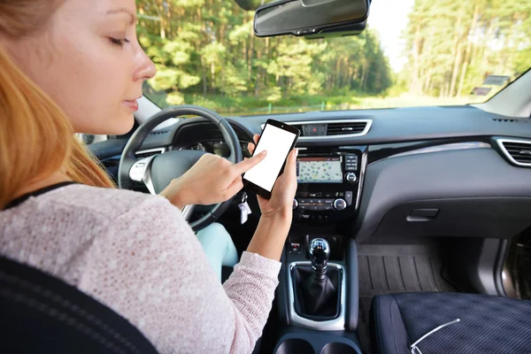 Frau sitzt in modernem Auto — Stockfoto