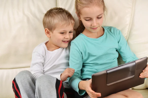 Menina com irmão usando tablet — Fotografia de Stock