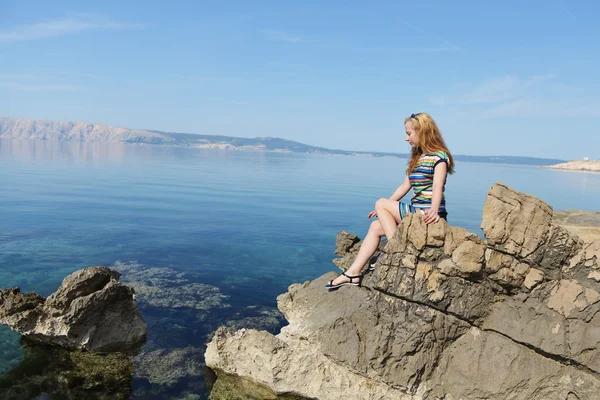 Mujer mirando al mar — Foto de Stock