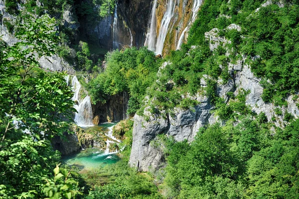 Prachtige schilderachtige watervallen — Stockfoto