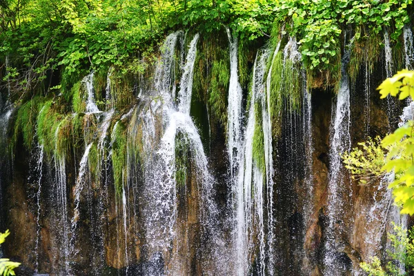 Piękne malownicze wodospady — Zdjęcie stockowe