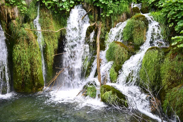 Schöne malerische Wasserfälle — Stockfoto