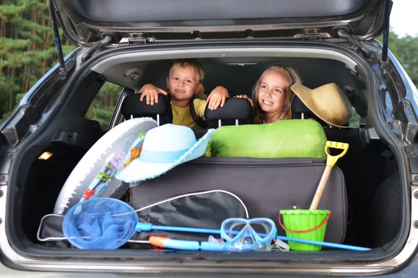 Dziewczyna i brata w samochodzie — Zdjęcie stockowe