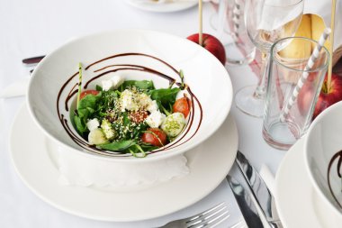 Peynirli sebze salatası.