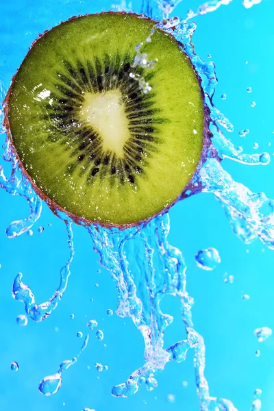 Slice of kiwi in water bubbles — Stock Photo, Image