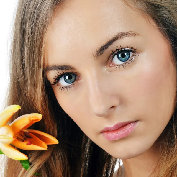 Mulher loira com flor — Fotografia de Stock