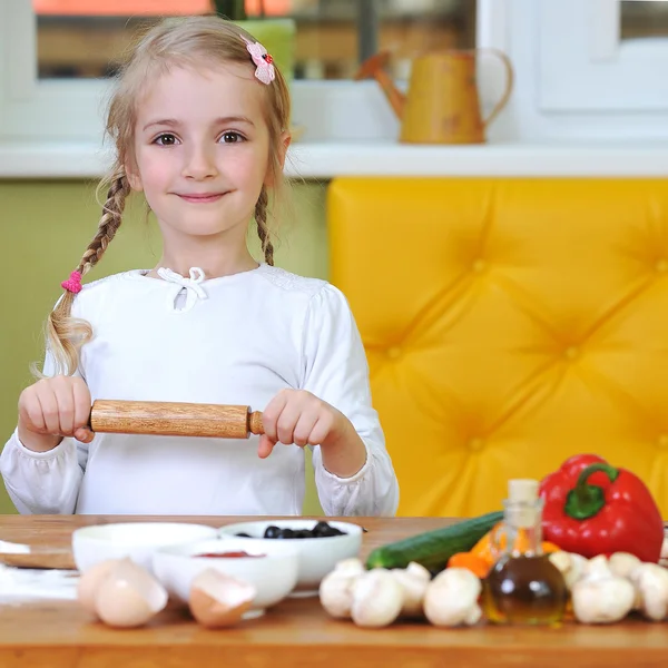 Little girl prepare pizza — Stock Photo, Image