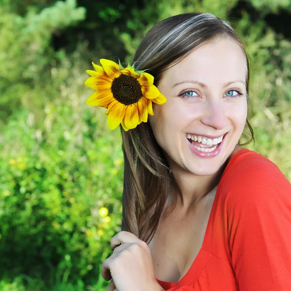 Mooie vrouw met bloem — Stockfoto