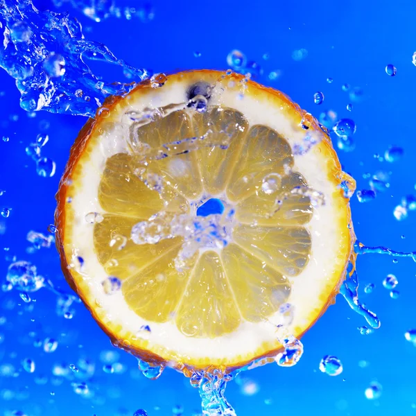 Plátek citronu ve vodě bubliny — Stock fotografie