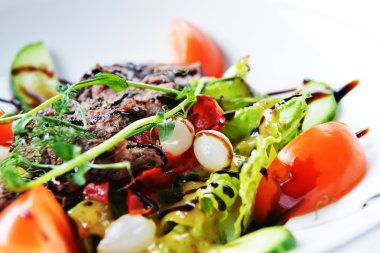 salata sebze ve et