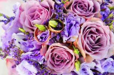 Altın alyans çiçeklerle