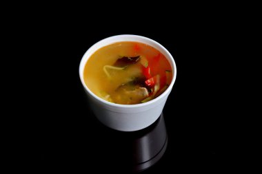 Bir kase tavuk çorbası.