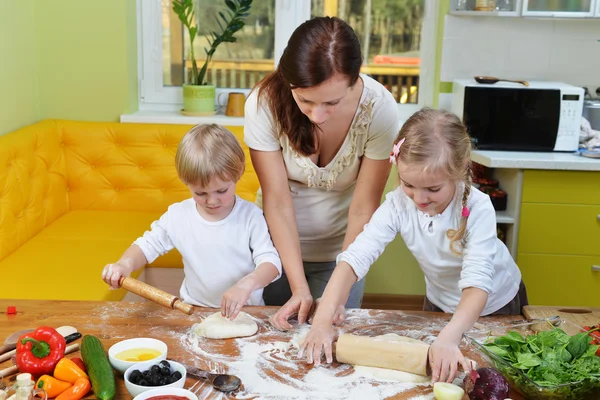 Mother with children prepare dough — Stock Photo, Image