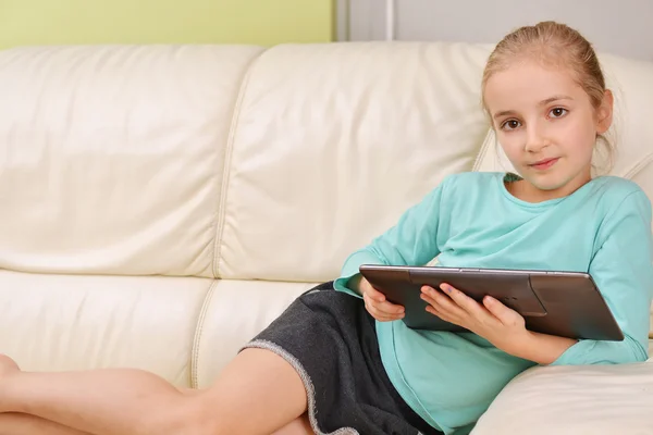 Mädchen mit Tablet — Stockfoto