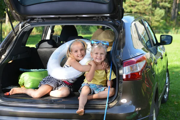 Meisje en broer in auto — Stockfoto