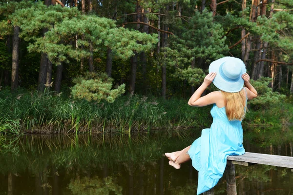 Vrouw in blauwe jurk — Stockfoto