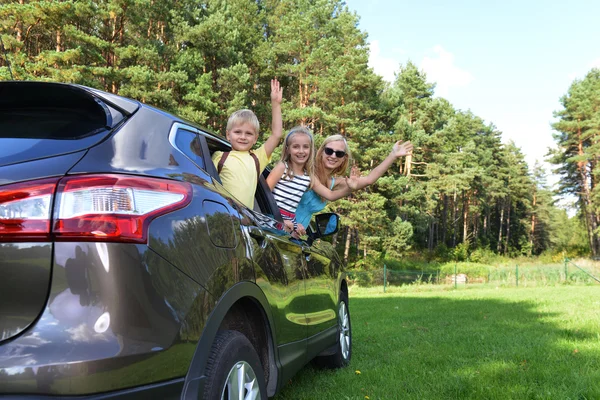 Vrouw met kinderen in de auto — Stockfoto